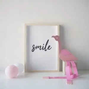Lámina Smile con adornos en color rosa