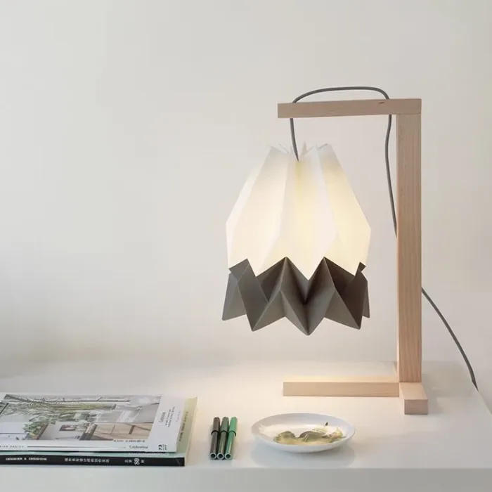 origami-lampara-mesa-japonesa-geometrica-habitacion-pantalla-bicolor-blanca-negra-decoracion-moderna-minimoi