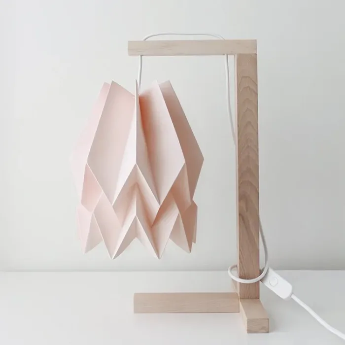 Origami-lampara-mesa-japonesa-papel-rosa-pastel-decoracion-infantil-original-minimoi