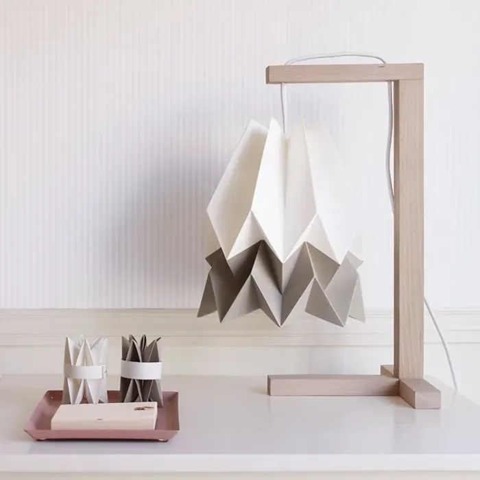 origami-lampara-mesa-papiroflexia-japonesa-decoracion-habitacion-infantil-pantalla-bicolor-blanco-beige-minimoi