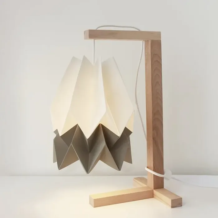 origami-lampara-mesa-papiroflexia-japonesa-decoracion-habitacion-pantalla-bicolor-blanco-beige-minimoi