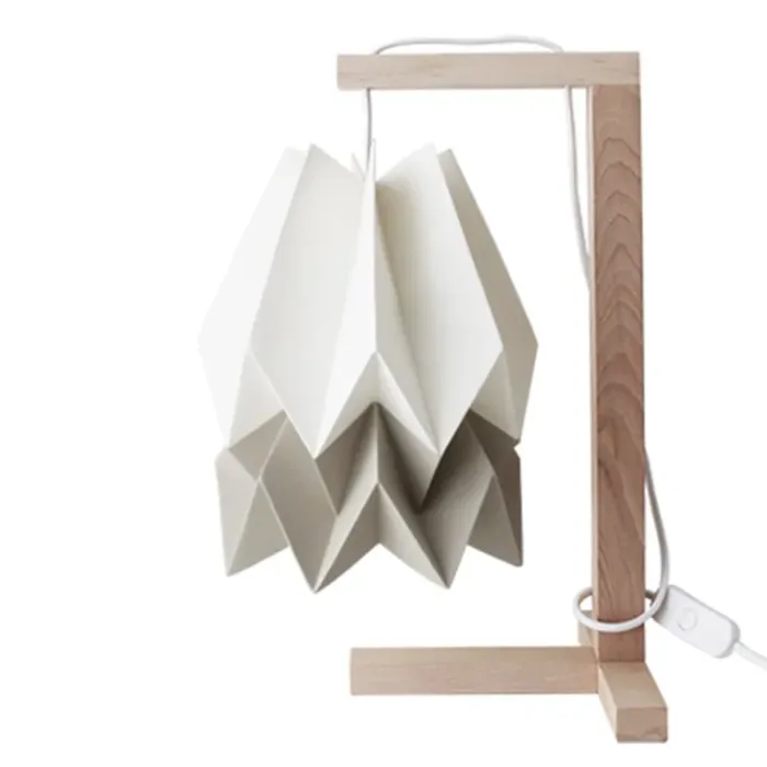origami-lampara-mesa-papiroflexia-japonesa-decoracion-habitacion-pantalla-bicolor-blanco-beige-moderna-minimoi