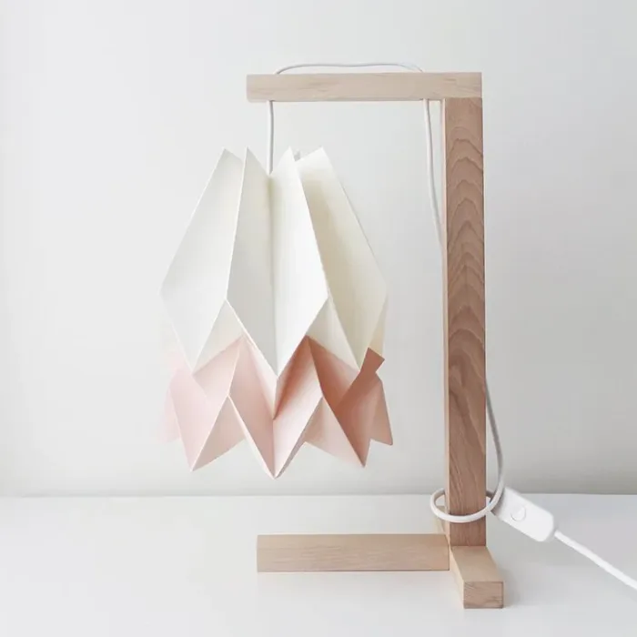 origami-lampara-mesa-papiroflexia-japonesa-geometrica-decoracion-habitacion-infantil-nina-pantalla-bicolor-blanco-rosa-moderna-minimoi