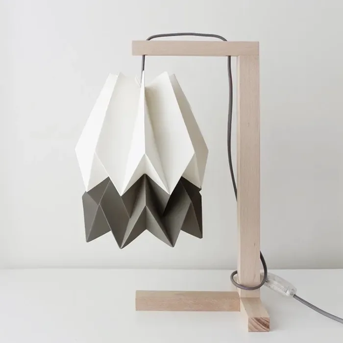 origami-lampara-mesa-papiroflexia-japonesa-geometrica-decoracion-habitacion-pantalla-bicolor-blanca-gris-oscuro-minimoi