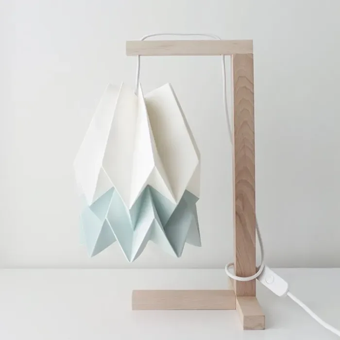 origami-lampara-mesa-papiroflexia-japonesa-geometrica-decoracion-habitacion-pantalla-bicolor-blanco-mint-original-minimoi