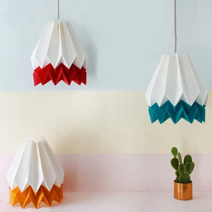 decoracion-japonesa-rojo-azul-amarillo-blanco-lampara-papiroflexia-origami-geometrica-moderna-habitacion-colores-verano-ninos-minimoi