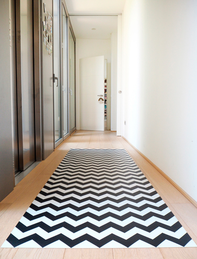 Alfombra-pasillo-alargada-estilo-nordico-blanco-negro-zigzag-rayas-chevron-minimoi